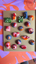 Afbeelding in Gallery-weergave laden, Aanbieding! Bonbons Medium plus Kookboek “Proef de liefde” t.w.v. €19,95