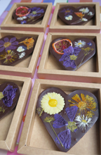 Afbeelding in Gallery-weergave laden, Hart bloemenreep pure chocolade
