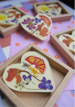 Afbeelding in Gallery-weergave laden, Hart bloemenreep witte chocolade
