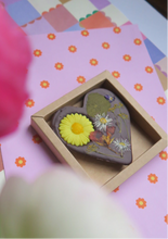 Afbeelding in Gallery-weergave laden, Hart bloemenreep pure chocolade
