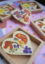 Afbeelding in Gallery-weergave laden, Hart bloemenreep witte chocolade
