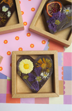 Afbeelding in Gallery-weergave laden, Hart bloemenreep pure chocolade

