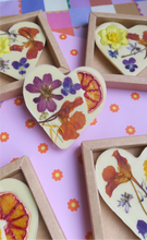 Afbeelding in Gallery-weergave laden, Hart bloemenreep witte chocolade
