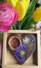 Afbeelding in Gallery-weergave laden, Hart bloemenreep pure chocolade
