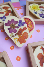 Afbeelding in Gallery-weergave laden, Hart bloemenreep witte chocolade
