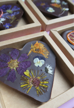 Afbeelding in Gallery-weergave laden, Hart bloemenreep pure chocolade
