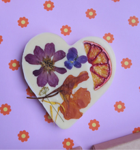 Afbeelding in Gallery-weergave laden, Hart bloemenreep witte chocolade
